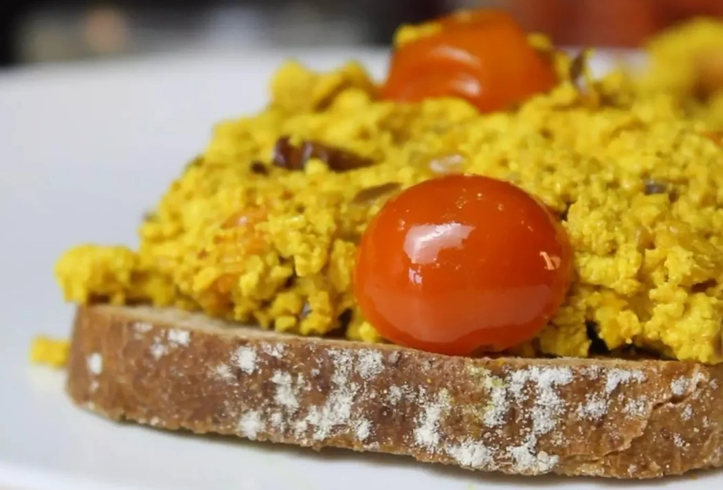 Huevos revueltos veganos
