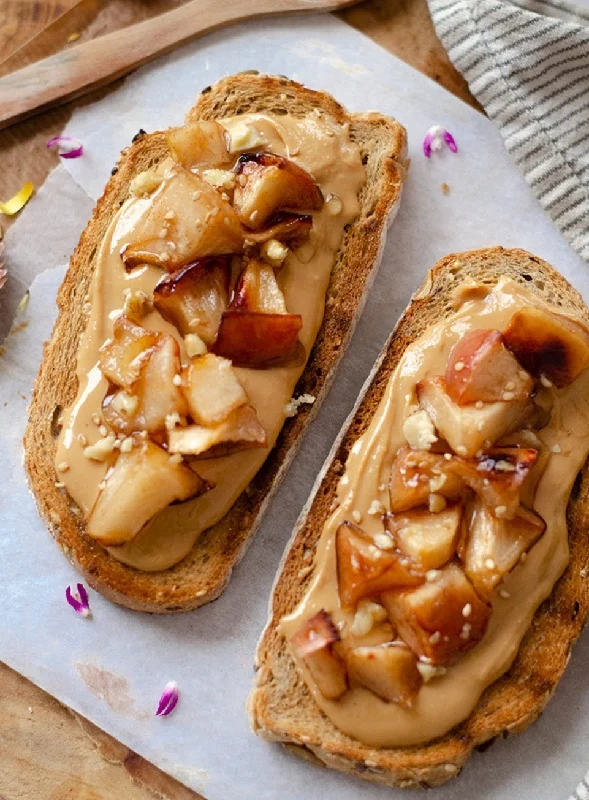 Tostadas de mantequilla de cacahuete con manzana asada y nueces