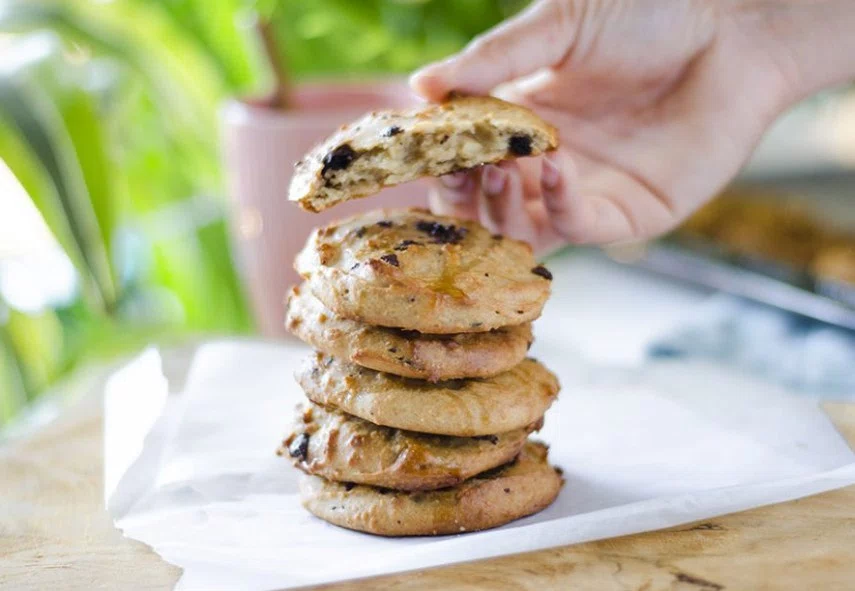 Galletas de mantequilla de cacahuete y pepitas de chocolate en freidora de aire