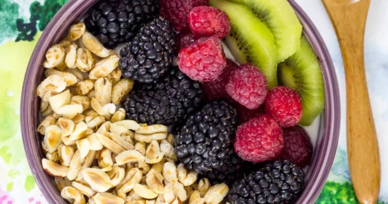 Bowl de yogur, cereales y fruta
