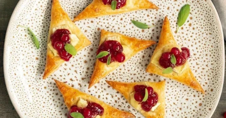 Canapés con brie y frutos rojos Vegetariana
