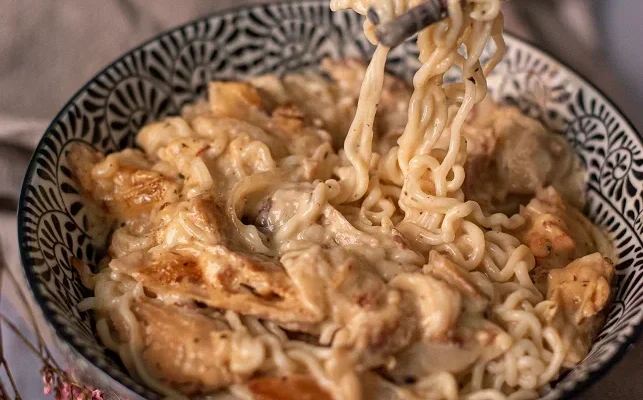 Heura noodles con salsa de queso vegano