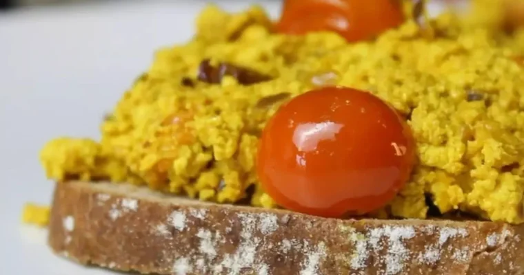 Huevos revueltos veganos