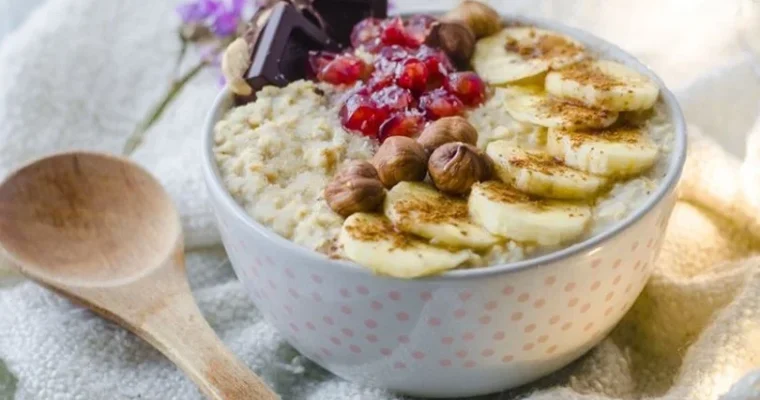 Porridge de avena y frutas con chocolate