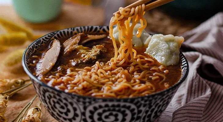Sopa de noodles y gyozas