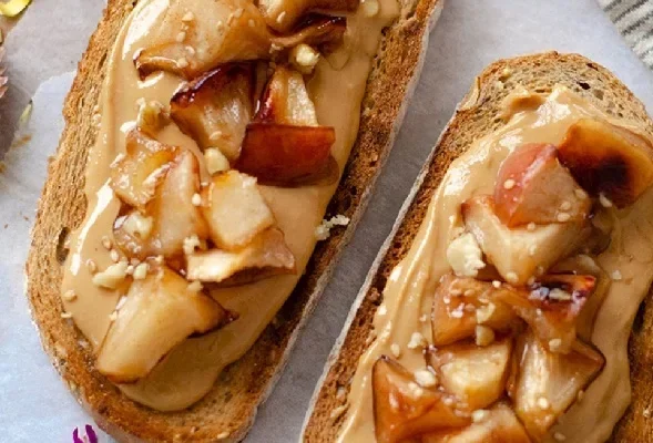 Tostadas de mantequilla de cacahuete con manzana asada y nueces