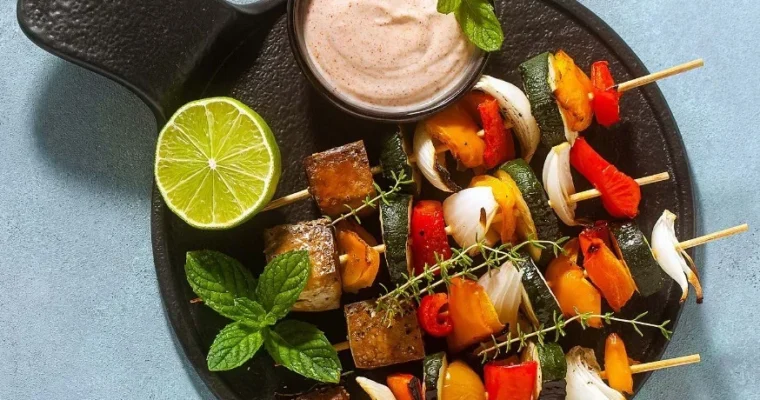Brochetas de verduras y tofu