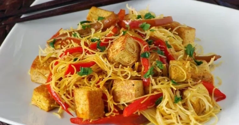 Fideos de arroz salteados con tofu y pimiento